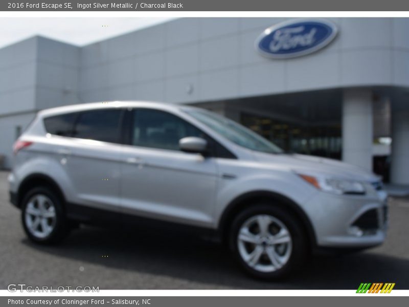 Ingot Silver Metallic / Charcoal Black 2016 Ford Escape SE