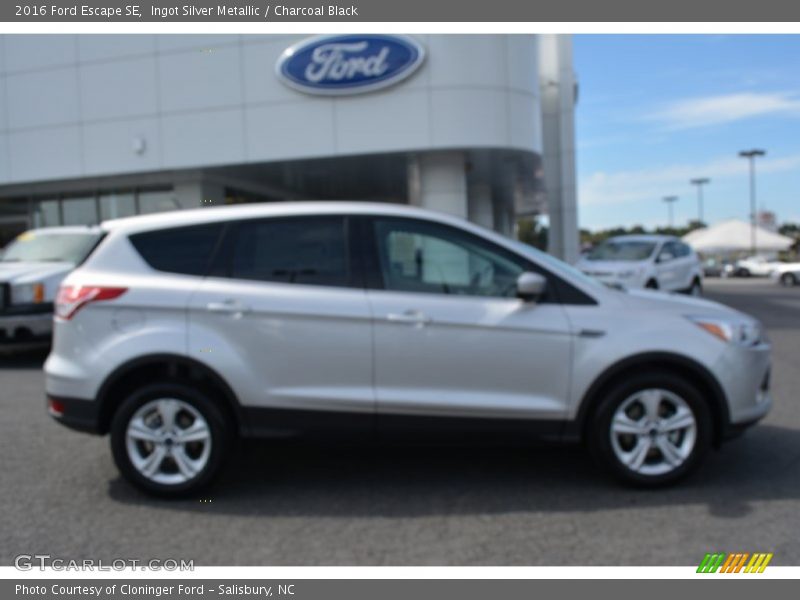 Ingot Silver Metallic / Charcoal Black 2016 Ford Escape SE