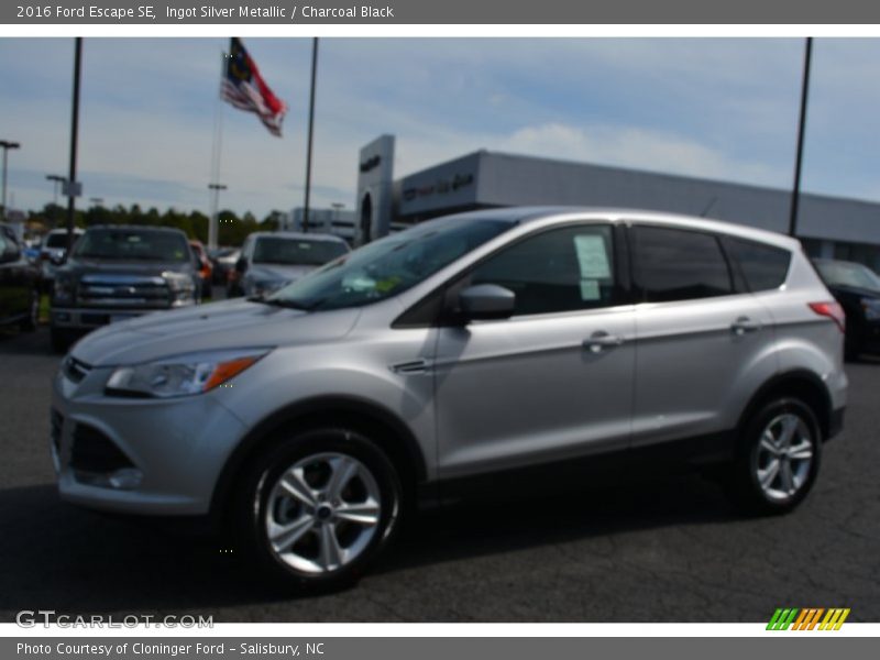 Ingot Silver Metallic / Charcoal Black 2016 Ford Escape SE