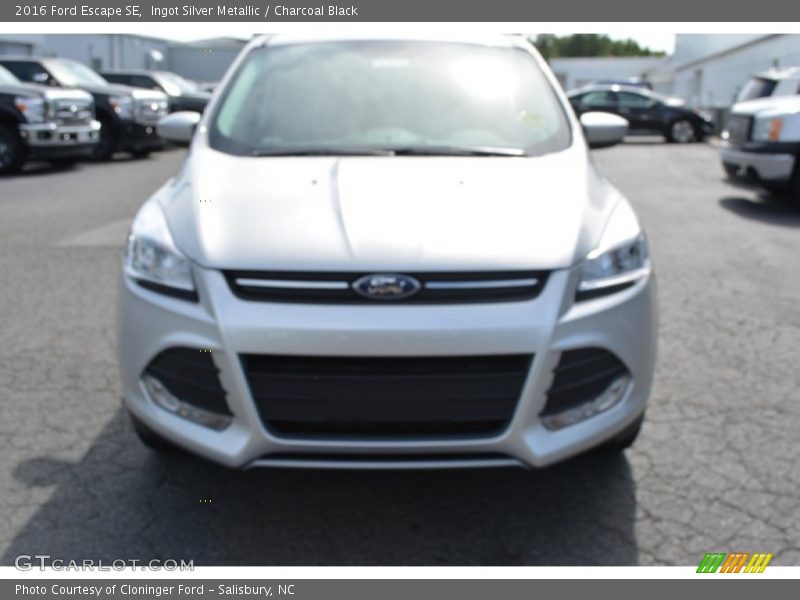 Ingot Silver Metallic / Charcoal Black 2016 Ford Escape SE