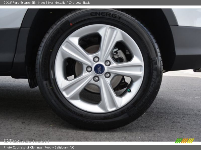 Ingot Silver Metallic / Charcoal Black 2016 Ford Escape SE