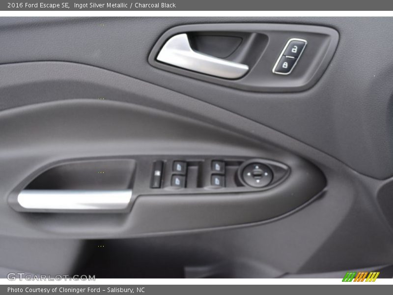 Ingot Silver Metallic / Charcoal Black 2016 Ford Escape SE