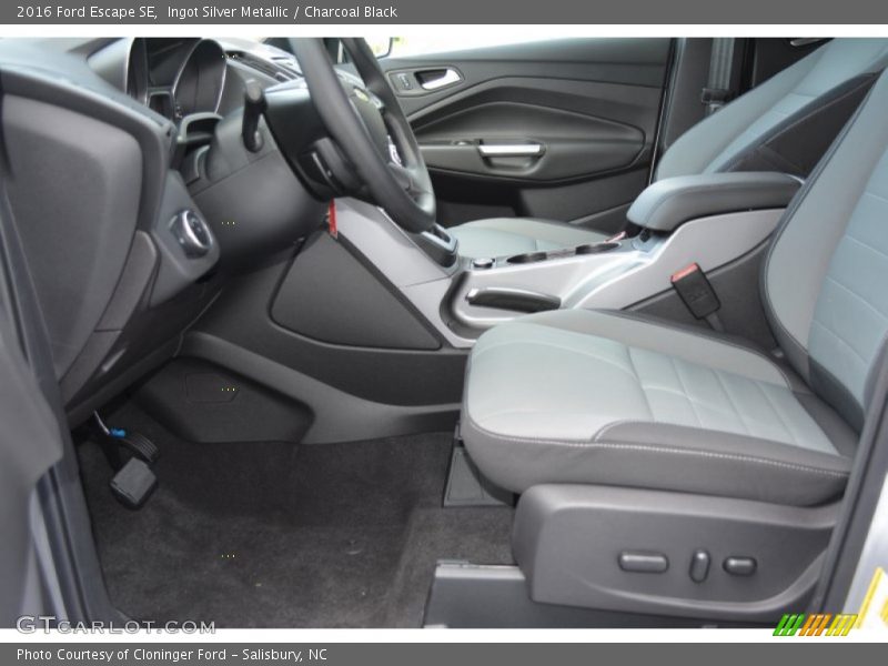 Ingot Silver Metallic / Charcoal Black 2016 Ford Escape SE
