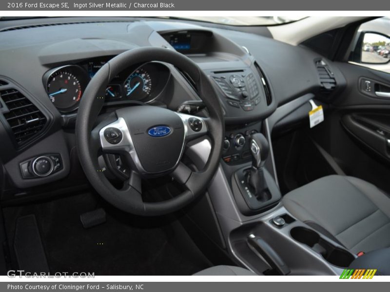 Ingot Silver Metallic / Charcoal Black 2016 Ford Escape SE