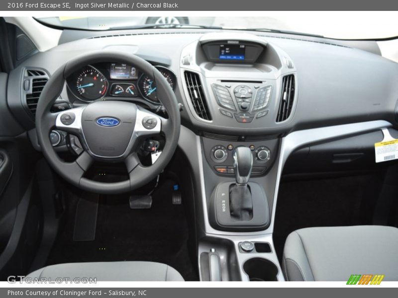 Ingot Silver Metallic / Charcoal Black 2016 Ford Escape SE