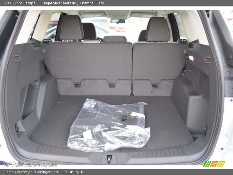 Ingot Silver Metallic / Charcoal Black 2016 Ford Escape SE