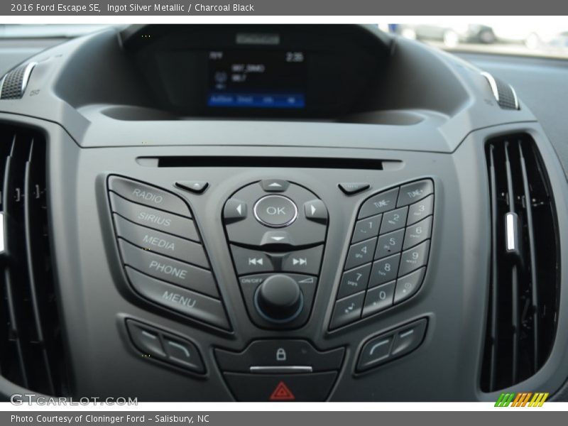 Ingot Silver Metallic / Charcoal Black 2016 Ford Escape SE