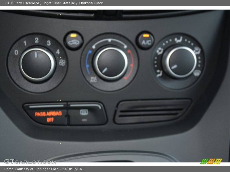 Ingot Silver Metallic / Charcoal Black 2016 Ford Escape SE