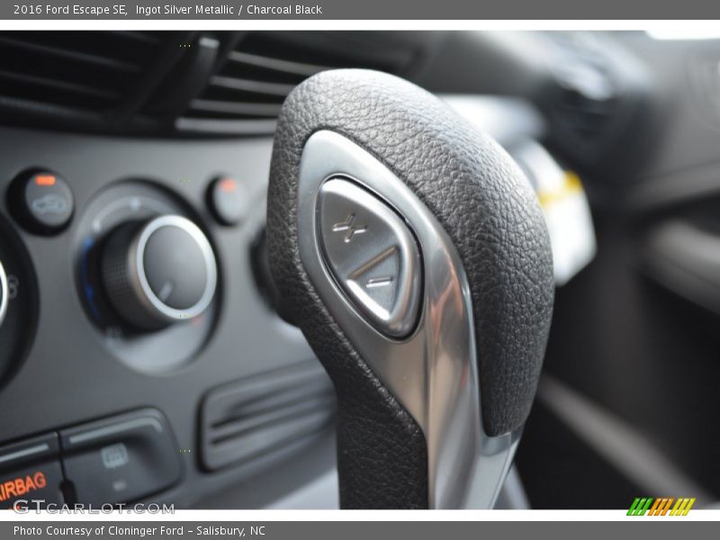 Ingot Silver Metallic / Charcoal Black 2016 Ford Escape SE