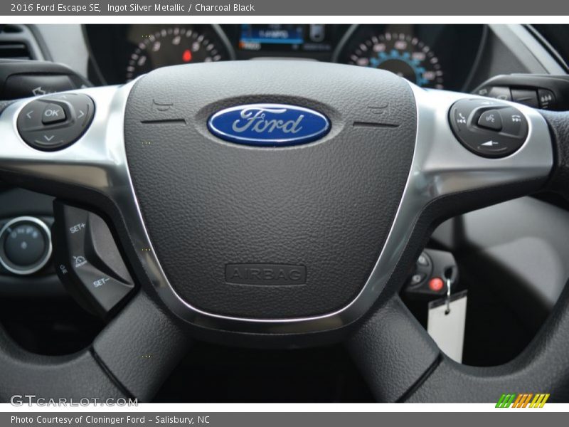 Ingot Silver Metallic / Charcoal Black 2016 Ford Escape SE
