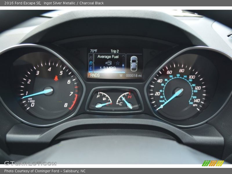 Ingot Silver Metallic / Charcoal Black 2016 Ford Escape SE