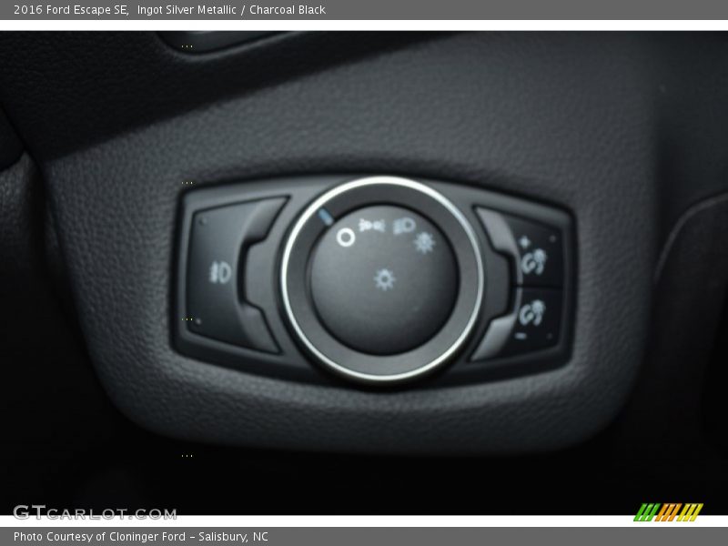 Ingot Silver Metallic / Charcoal Black 2016 Ford Escape SE