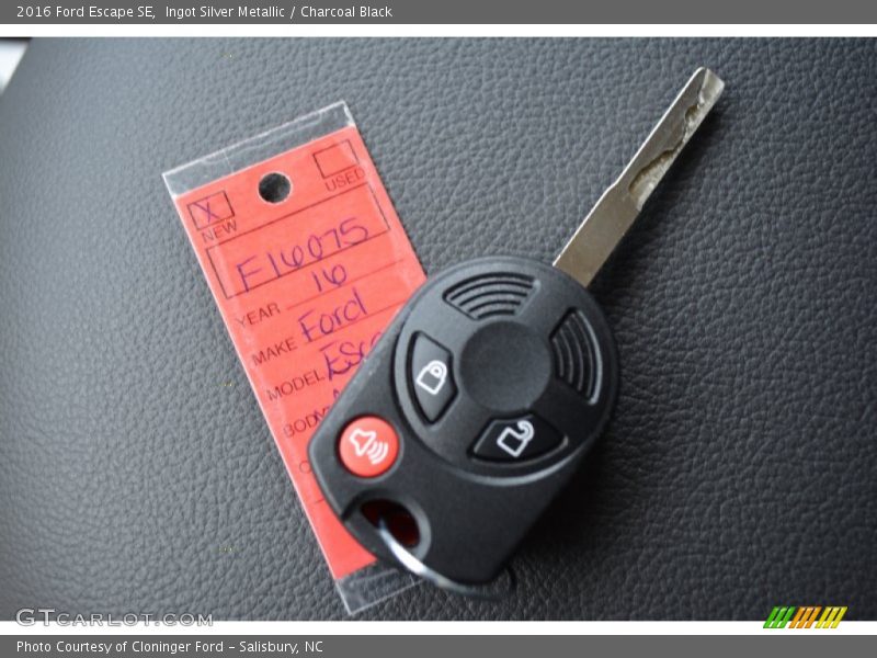 Ingot Silver Metallic / Charcoal Black 2016 Ford Escape SE