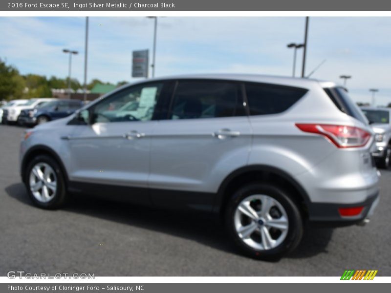 Ingot Silver Metallic / Charcoal Black 2016 Ford Escape SE