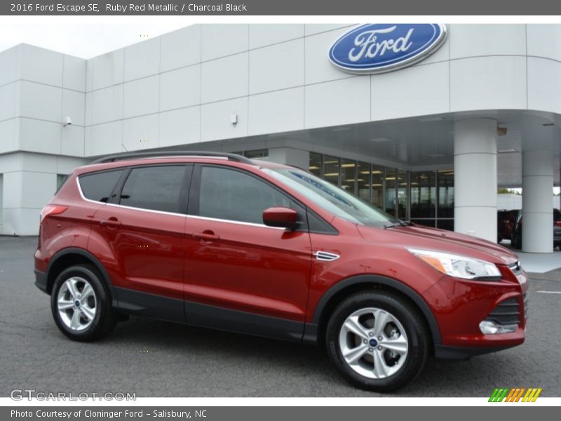 Front 3/4 View of 2016 Escape SE