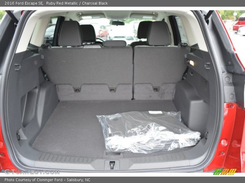Ruby Red Metallic / Charcoal Black 2016 Ford Escape SE