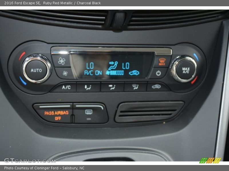 Ruby Red Metallic / Charcoal Black 2016 Ford Escape SE