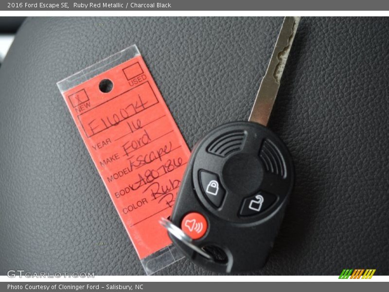 Ruby Red Metallic / Charcoal Black 2016 Ford Escape SE