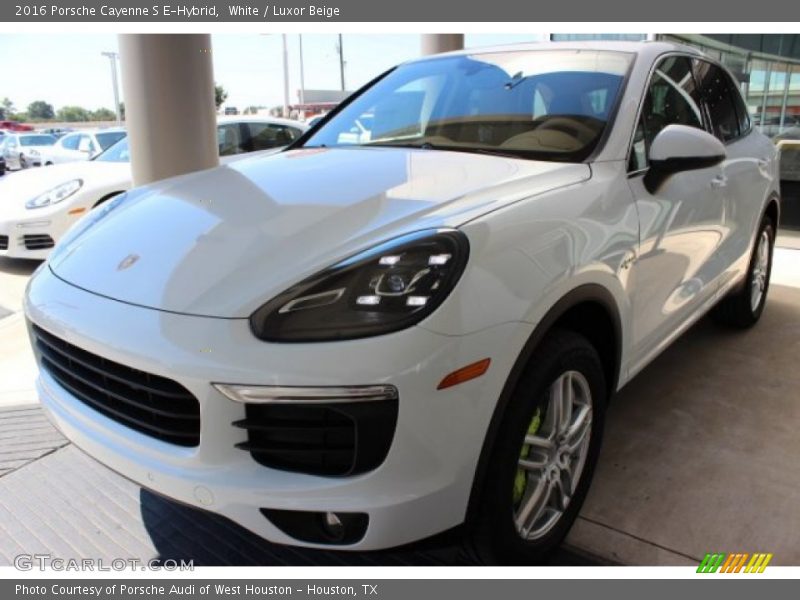 Front 3/4 View of 2016 Cayenne S E-Hybrid