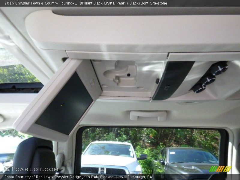 Brilliant Black Crystal Pearl / Black/Light Graystone 2016 Chrysler Town & Country Touring-L