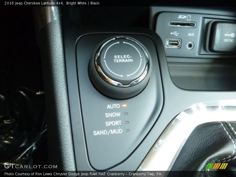 Bright White / Black 2016 Jeep Cherokee Latitude 4x4