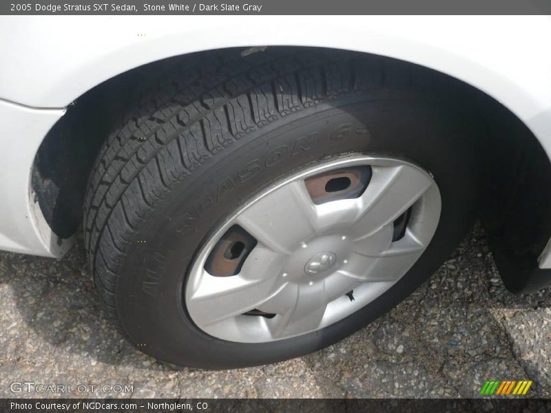 Stone White / Dark Slate Gray 2005 Dodge Stratus SXT Sedan