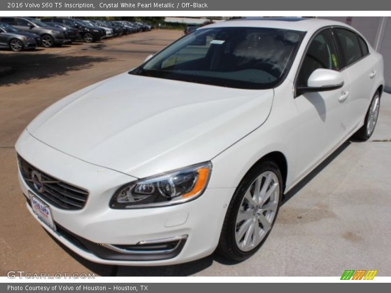 Front 3/4 View of 2016 S60 T5 Inscription