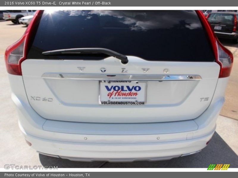 Crystal White Pearl / Off-Black 2016 Volvo XC60 T5 Drive-E