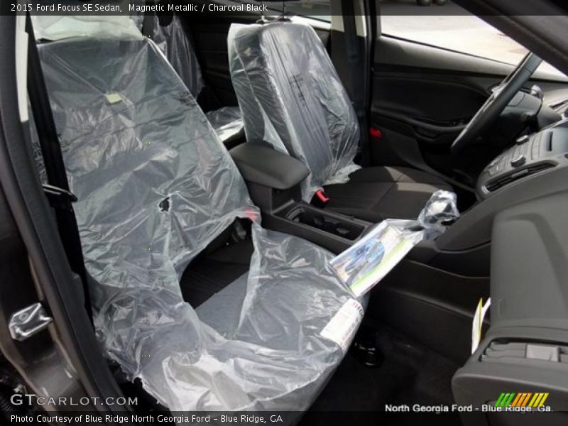 Magnetic Metallic / Charcoal Black 2015 Ford Focus SE Sedan