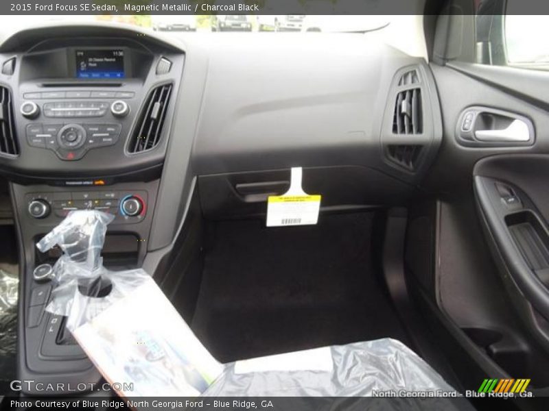 Magnetic Metallic / Charcoal Black 2015 Ford Focus SE Sedan