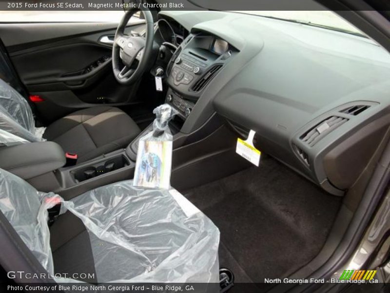 Magnetic Metallic / Charcoal Black 2015 Ford Focus SE Sedan