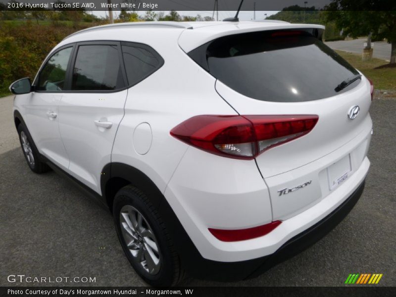 Winter White / Beige 2016 Hyundai Tucson SE AWD