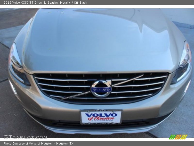 Seashell Metallic / Off-Black 2016 Volvo XC60 T5 Drive-E