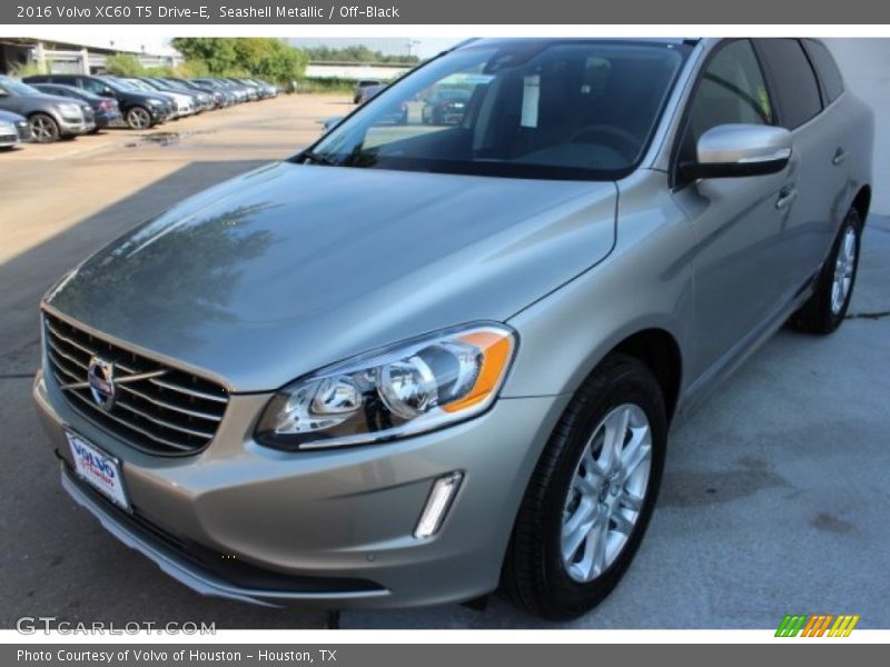 Seashell Metallic / Off-Black 2016 Volvo XC60 T5 Drive-E