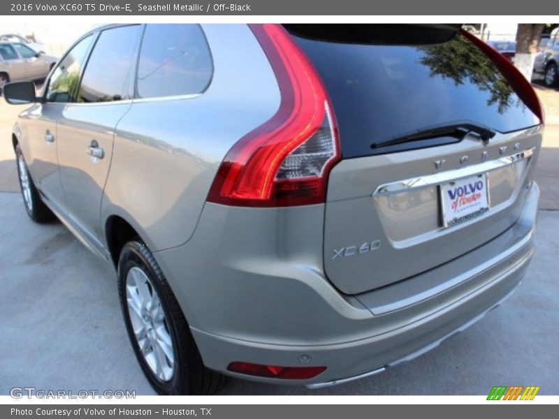Seashell Metallic / Off-Black 2016 Volvo XC60 T5 Drive-E