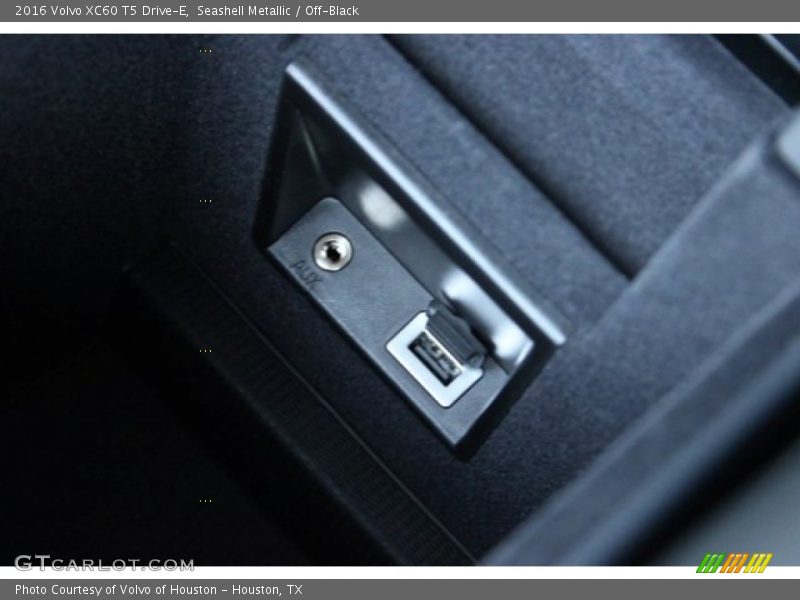 Seashell Metallic / Off-Black 2016 Volvo XC60 T5 Drive-E