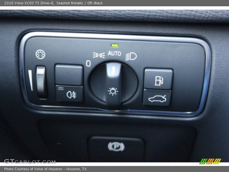 Seashell Metallic / Off-Black 2016 Volvo XC60 T5 Drive-E