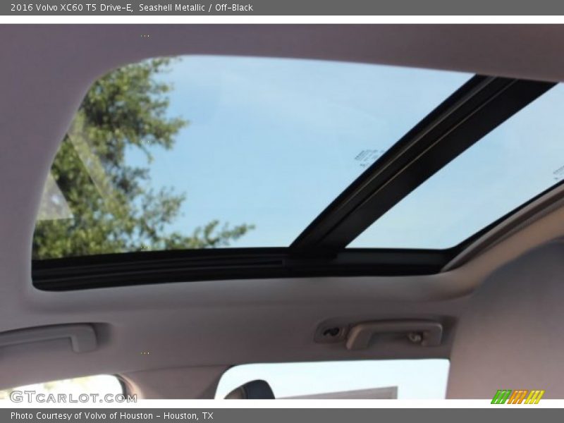 Seashell Metallic / Off-Black 2016 Volvo XC60 T5 Drive-E