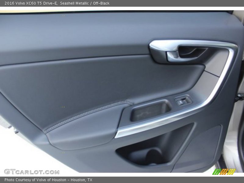 Seashell Metallic / Off-Black 2016 Volvo XC60 T5 Drive-E