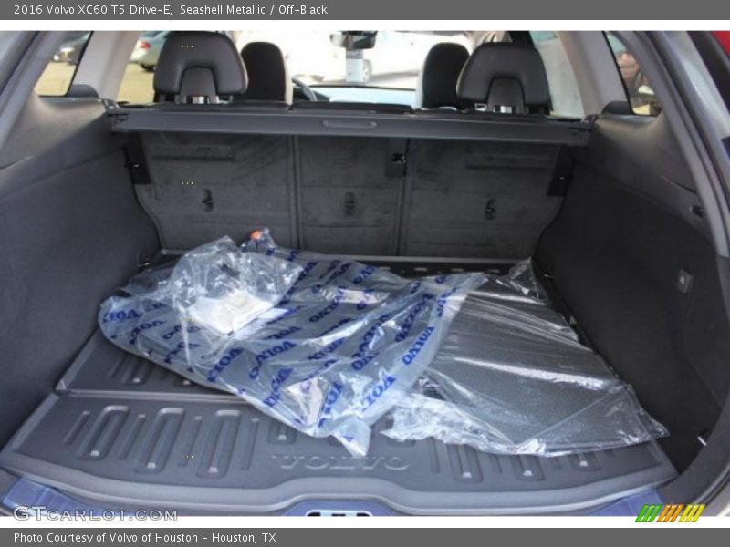 Seashell Metallic / Off-Black 2016 Volvo XC60 T5 Drive-E