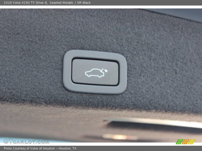 Seashell Metallic / Off-Black 2016 Volvo XC60 T5 Drive-E