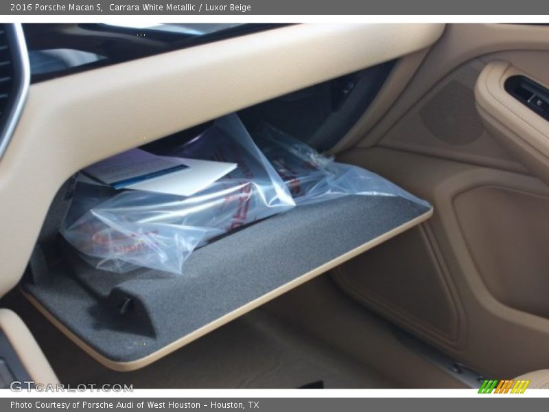 Carrara White Metallic / Luxor Beige 2016 Porsche Macan S