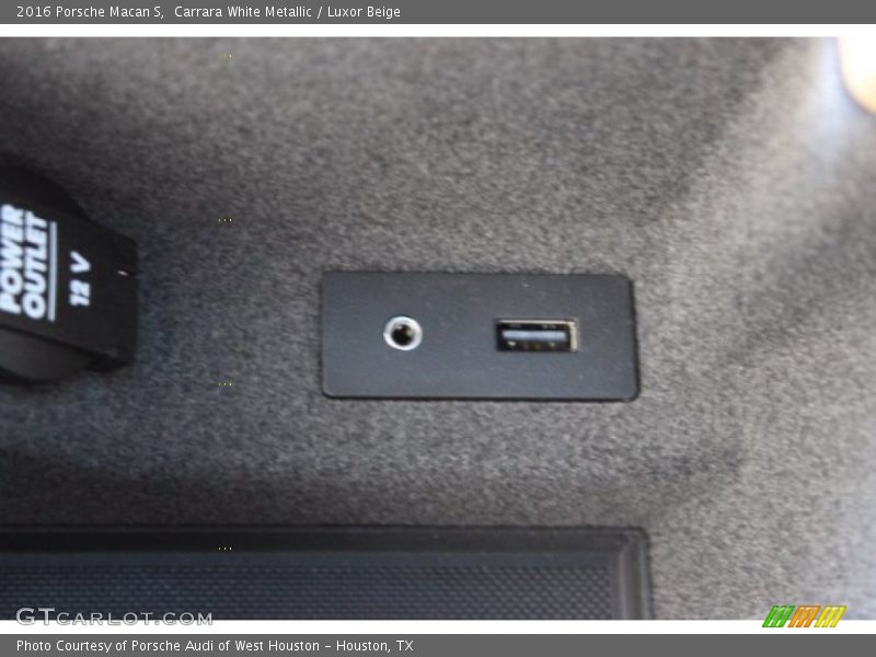Carrara White Metallic / Luxor Beige 2016 Porsche Macan S