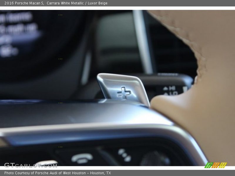 Carrara White Metallic / Luxor Beige 2016 Porsche Macan S