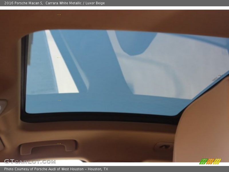 Carrara White Metallic / Luxor Beige 2016 Porsche Macan S