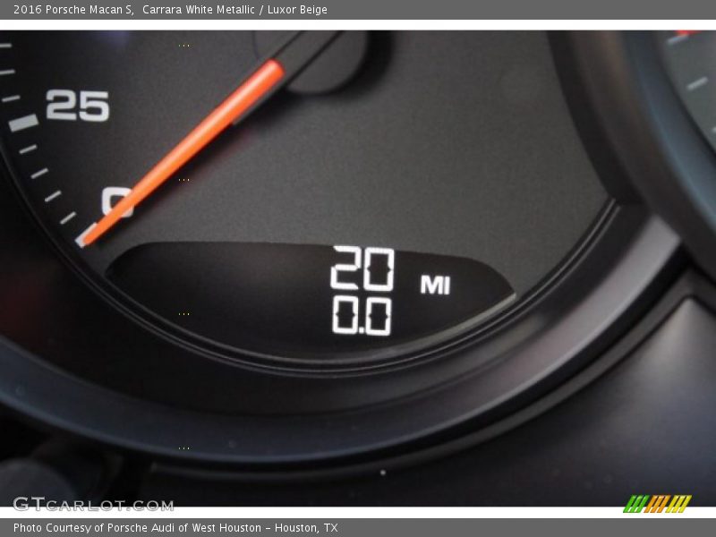 Carrara White Metallic / Luxor Beige 2016 Porsche Macan S