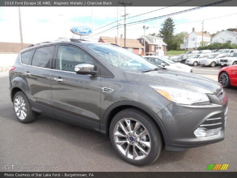 Front 3/4 View of 2016 Escape SE 4WD