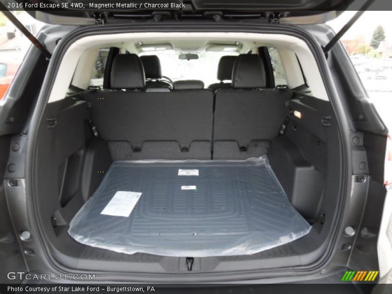 Magnetic Metallic / Charcoal Black 2016 Ford Escape SE 4WD
