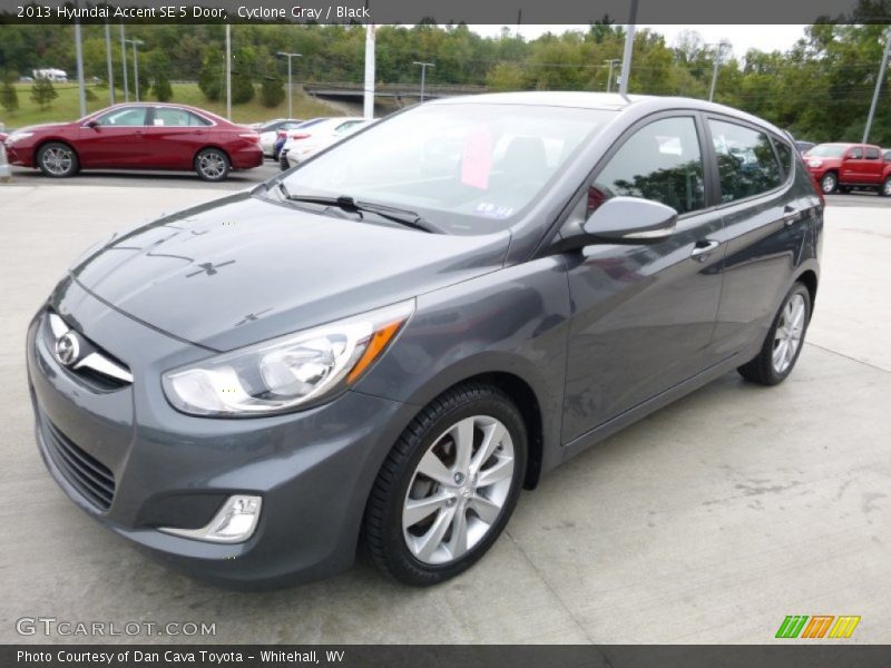 Front 3/4 View of 2013 Accent SE 5 Door