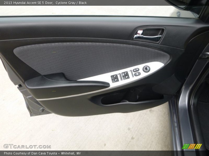 Cyclone Gray / Black 2013 Hyundai Accent SE 5 Door